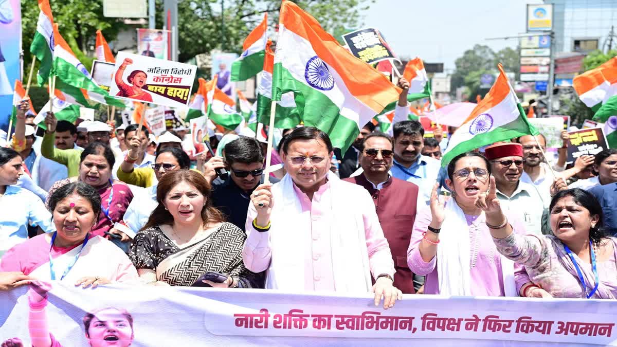 देहरादून में धामी का विपक्ष पर तीखा वार, राहुल गांधी को ‘दुर्योधन’ तो अखिलेश को ‘दुशासन’ बताया