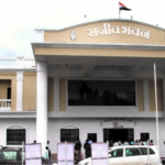 दुर्ग में डबल मर्डर से सनसनी: आरक्षक की कथित दूसरी पत्नी ने घर में घुसकर पत्नी-बेटे की हत्या