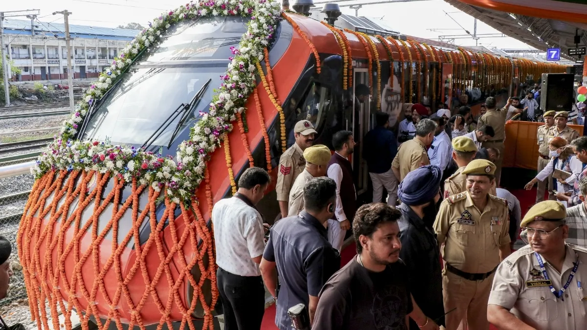 जम्मू तवी–श्रीनगर वंदे भारत एक्सप्रेस शुरू: रेल मंत्री अश्विनी वैष्णव ने हरी झंडी दिखाकर किया रवाना
