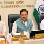 कमजोर वैश्विक संकेतों से शेयर बाजार लुढ़का, सेंसेक्स 350 अंक टूटा; निफ्टी 24,500 के नीचे