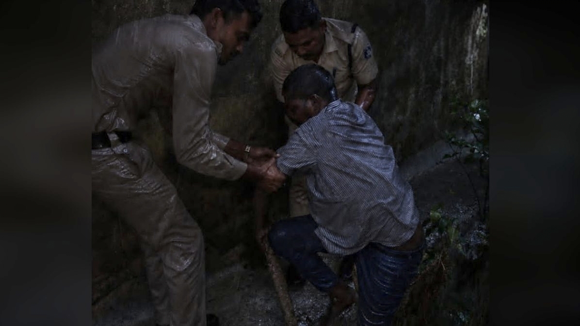 तेज बारिश में नाले में गिरा युवक, पुलिस की मुस्तैदी से बची जान