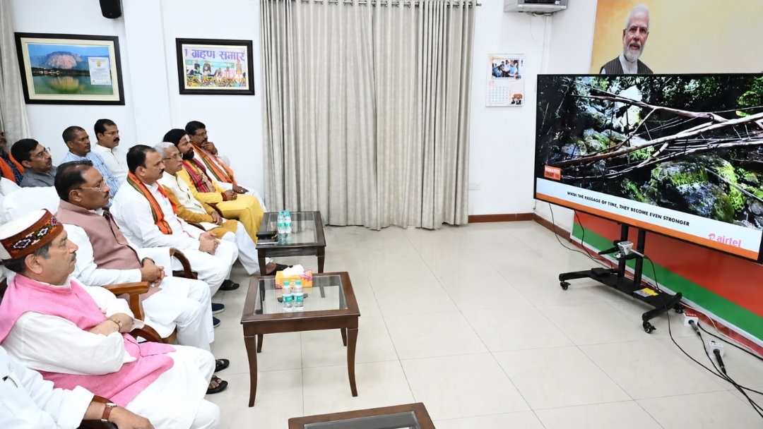 रायपुर में CM साय ने सुना PM मोदी का ‘मन की बात’ कार्यक्रम, जनभागीदारी को बताया विकास का आधार
