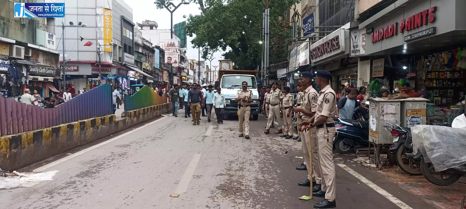 मालवीय रोड-शास्त्री बाजार में चला अतिक्रमण हटाओ अभियान: फुटपाथ से हटे ठेले-गुमटी, दोबारा कब्जे पर सख्त कार्रवाई की चेतावनी