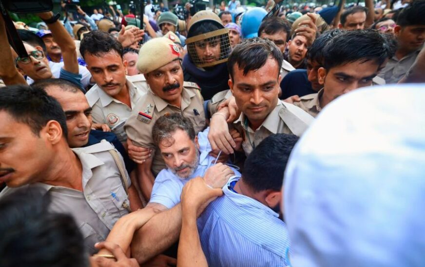 NEET Protest: दिल्ली में कांग्रेस का प्रदर्शन, राहुल-प्रियंका समेत कई नेता हिरासत में