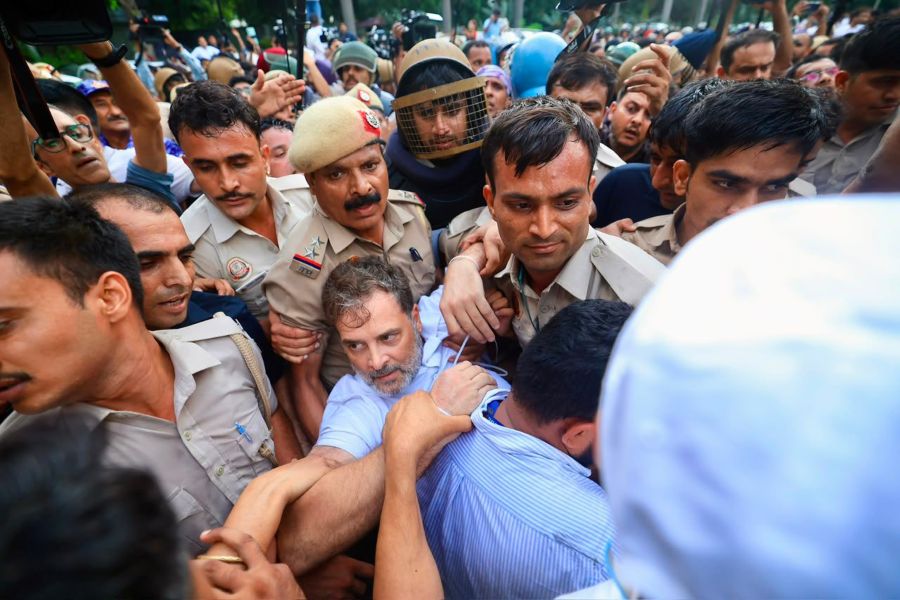 NEET Protest: दिल्ली में कांग्रेस का प्रदर्शन, राहुल-प्रियंका समेत कई नेता हिरासत में