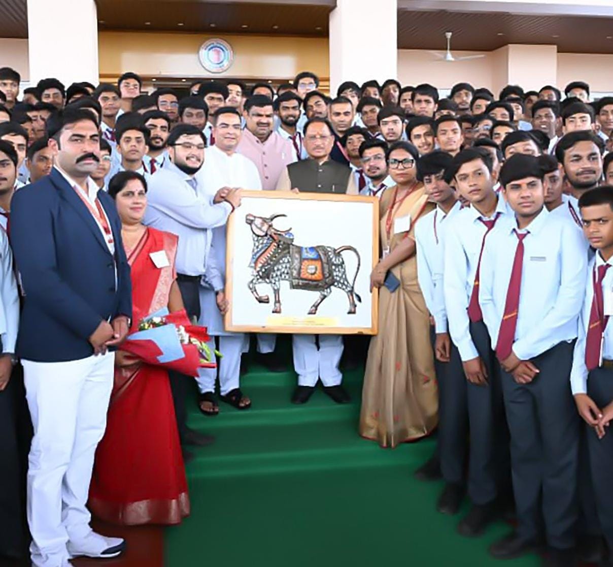 लोकतंत्र की पाठशाला बना छत्तीसगढ़ विधानसभा परिसर, शकुंतला विद्यालय के विद्यार्थियों ने देखी सदन की कार्यवाही; CM साय और डॉ. रमन सिंह से की मुलाकात