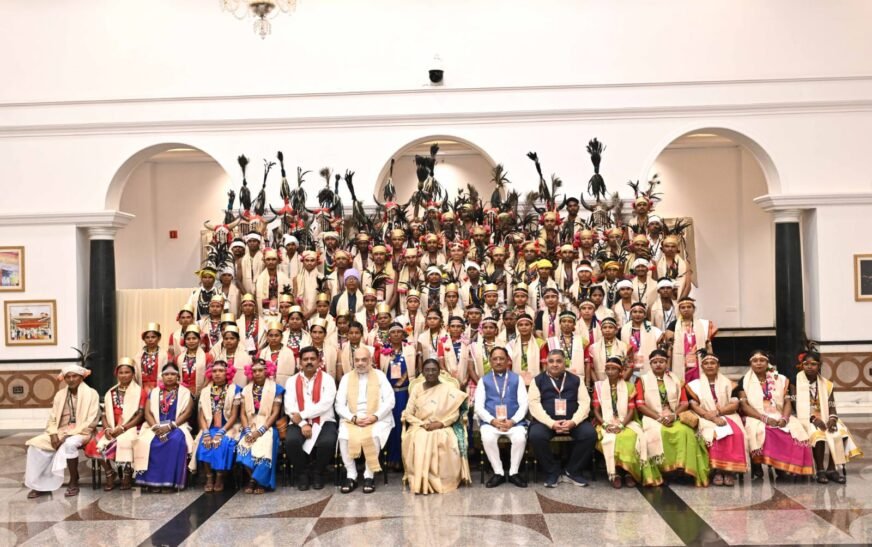 बस्तर पंडुम का देशभर में डंका: राष्ट्रपति ने किया विशेष सम्मान, CM साय ने भेंट की 300 साल पुरानी ‘झिटकू-मिटकी’ कलाकृति