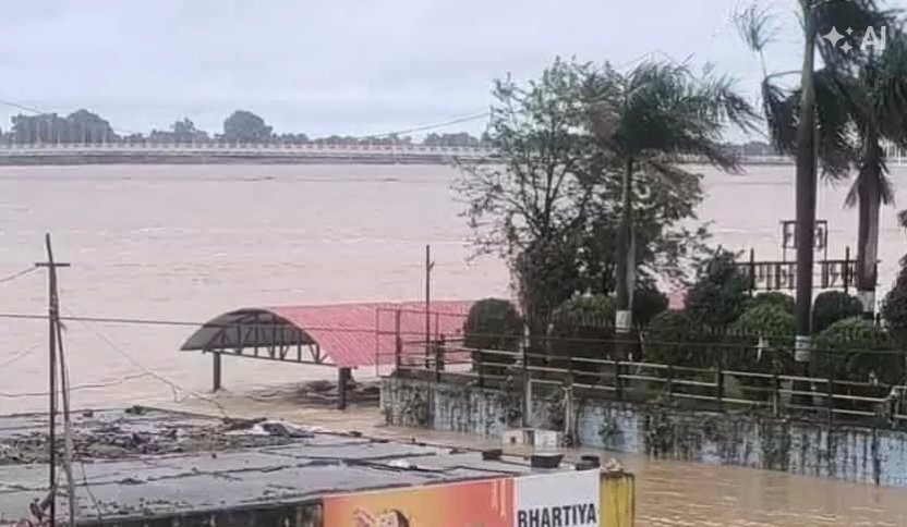 नवापारा राजिम में बाढ़ का कहर, भगवान कुलेश्वर महादेव मंदिर तक पहुंचा पानी