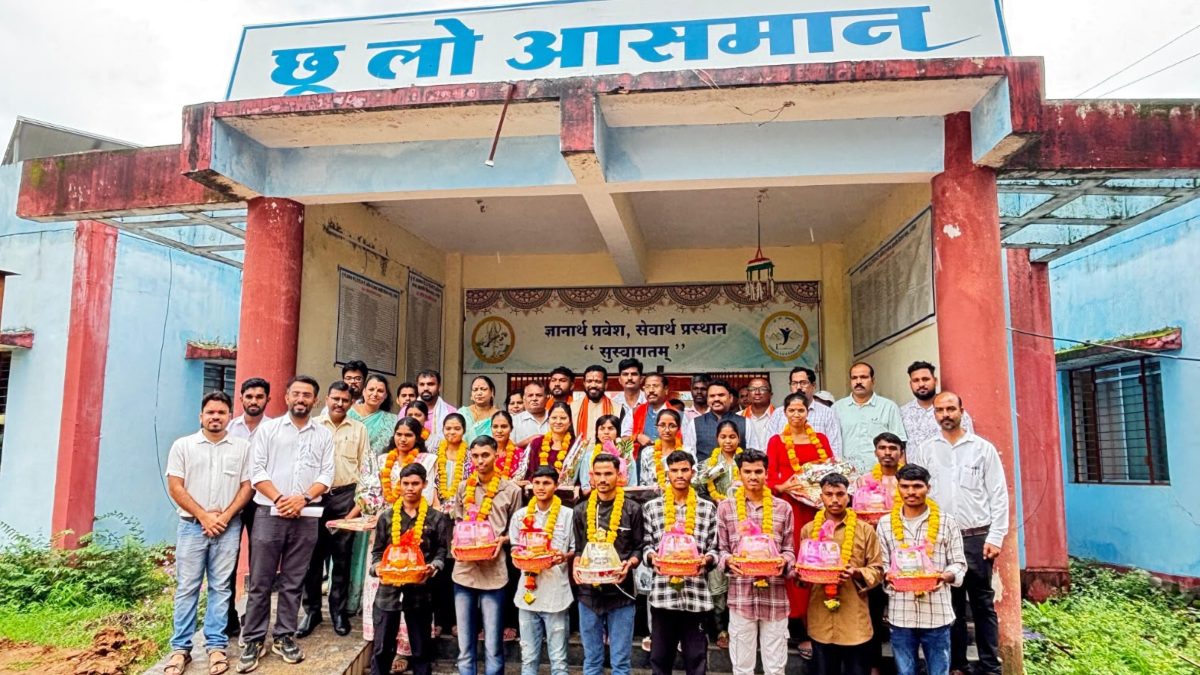 NEET-UG 2026: दंतेवाड़ा के ‘छू लो आसमान’ संस्थान का शानदार प्रदर्शन, 52 विद्यार्थी सफल, 11 का MBBS में चयन लगभग तय