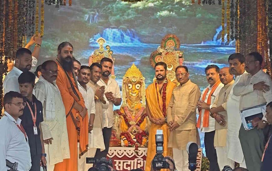 CM साय पहुंचे अमलीपदर की रथयात्रा: भगवान जगन्नाथ का लिया आशीर्वाद, मंच से विकास योजनाओं की बरसात; प्रशासन पर नाराज दिखे युवराज पांडे