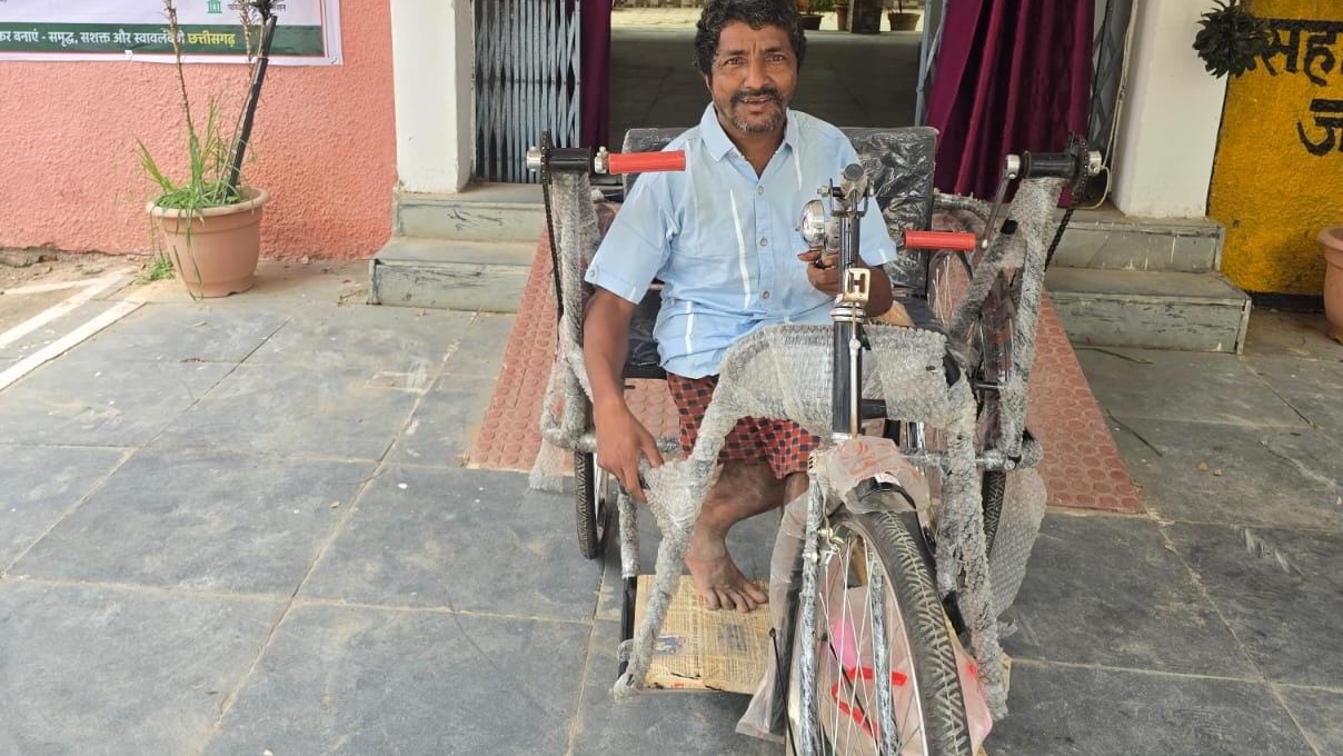 24 घंटे में दिव्यांग गणेश राम यादव को मिली ट्राइसाइकिल, मुख्यमंत्री विष्णुदेव साय के निर्देश पर अवकाश के दिन भी सक्रिय रहा प्रशासन