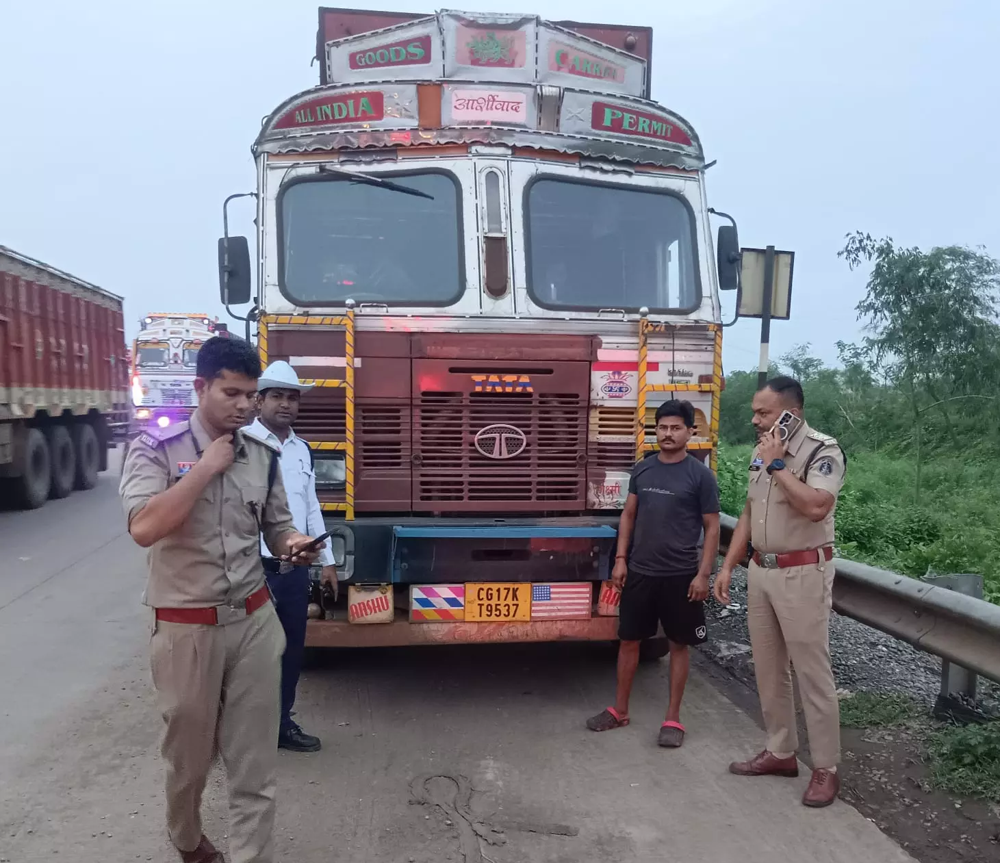 टाटीबंध और आमानाका में सड़क किनारे खड़े ट्रक-ट्रेलरों पर कार्रवाई, 25 चालान और 3 चालकों पर FIR