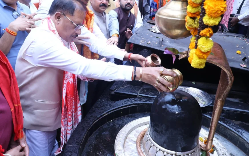 गुरु पूर्णिमा पर कोसमनारा पहुंचे मुख्यमंत्री विष्णु देव साय, सत्यनारायण बाबा धाम में की पूजा-अर्चना