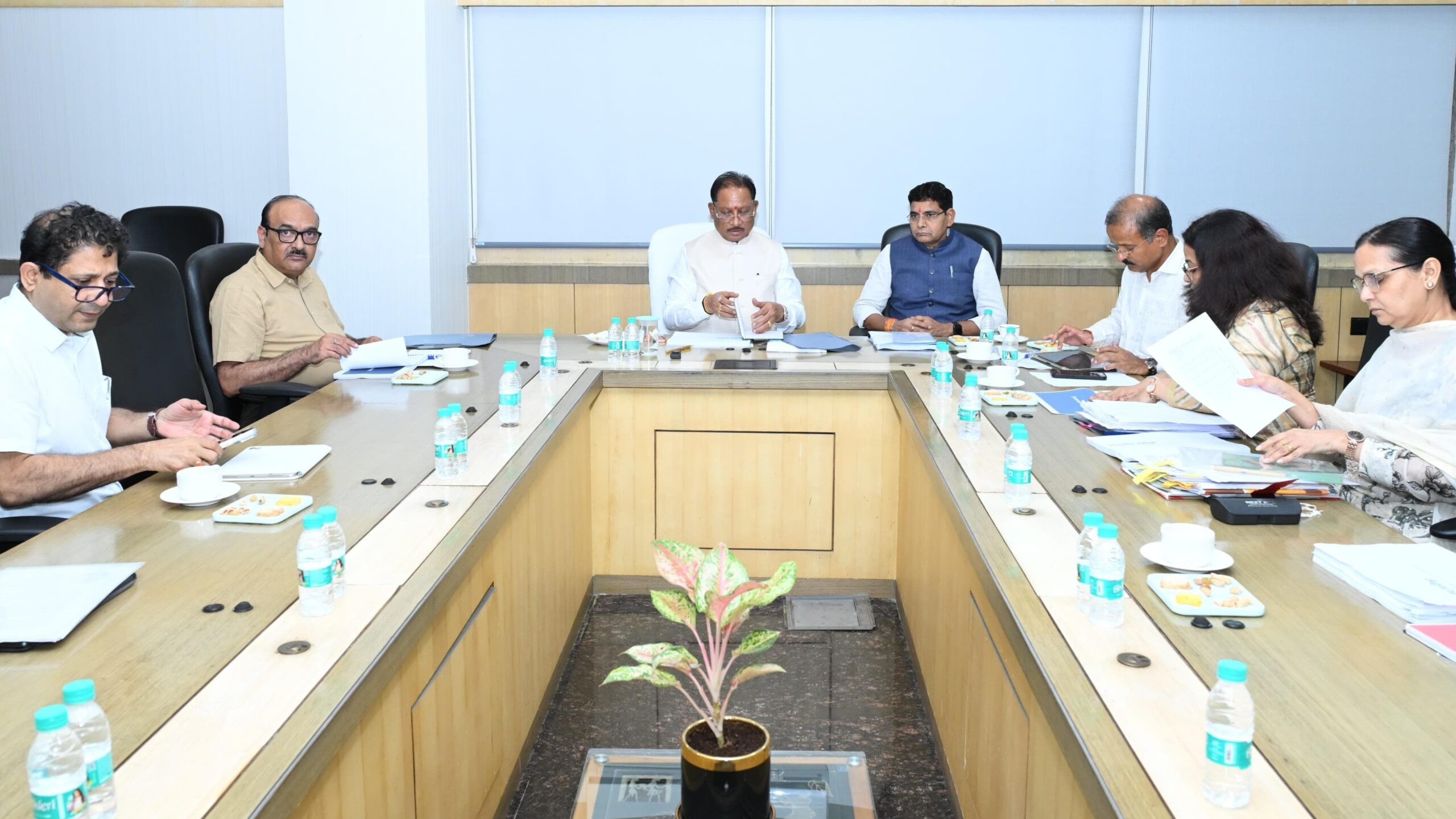 राजस्व प्रशासन में बड़ा सुधार: किसानों को व्हाट्सएप पर मिलेंगे बी-1, खसरा और भूमि दस्तावेज, मुख्यमंत्री साय ने दिए सख्त निर्देश