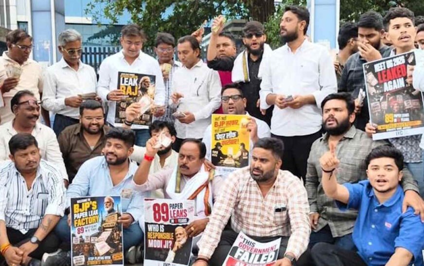NEET पेपर लीक प्रदर्शन में आपत्तिजनक पोस्टरों पर पुलिस सख्त, सोशल मीडिया की भी जांच शुरू