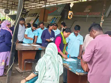 नगर निगम मुख्यालय के सामने 14 दुकानें सील, लाइसेंस फीस नहीं चुकाने पर बड़ी कार्रवाई