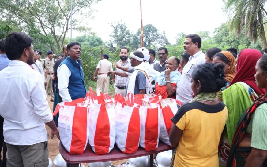 बाढ़ प्रभावित परिवारों के बीच पहुंचे वन मंत्री केदार कश्यप, पालकी गांव में बांटी राहत सामग्री और सहायता राशि