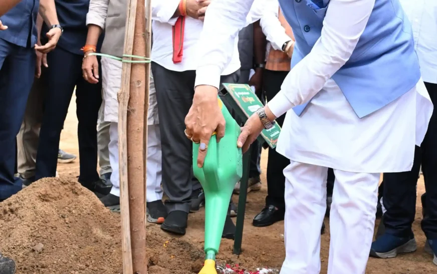 माँ के नाम पीपल लगाकर CM विष्णुदेव साय ने शुरू किया ‘Peepal for People’ अभियान, वन महोत्सव-2026 का शुभारंभ