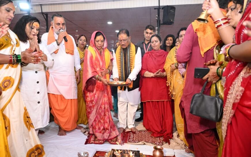 सावन में CM विष्णु देव साय ने किया रुद्राभिषेक: सपरिवार की शिव पूजा, प्रदेशवासियों की सुख-समृद्धि की कामना