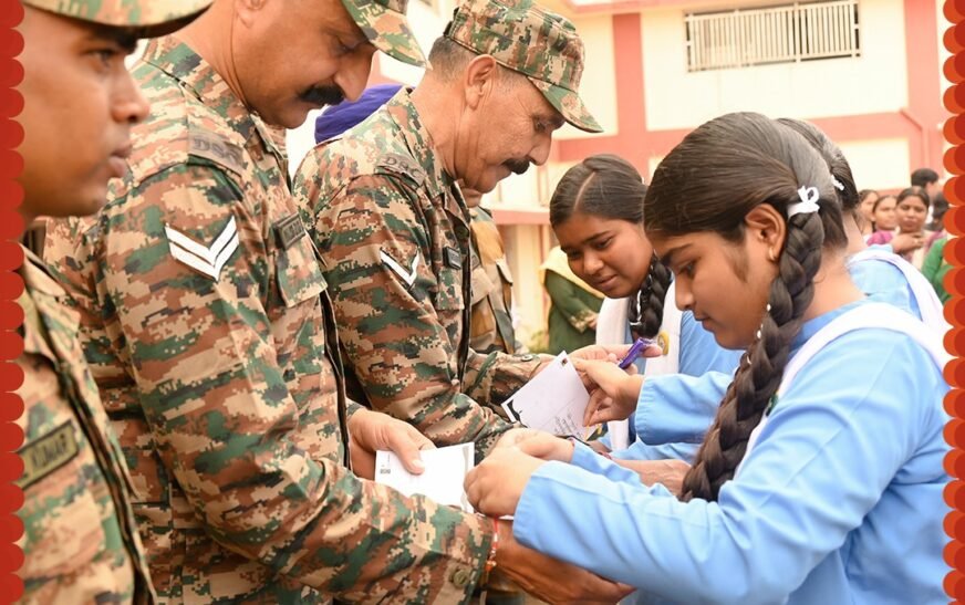 सेना के सम्मान में राखी का धागा: नवा रायपुर के विद्यार्थियों ने पोस्टकार्ड पर जवानों के नाम लिखे भावपूर्ण संदेश