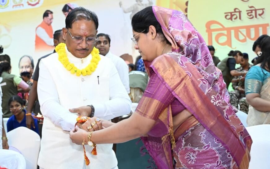 ‘स्नेह की डोर’ में भावुक हुआ रायपुर, शहीद की पत्नी ने मुख्यमंत्री साय को बांधी राखी
