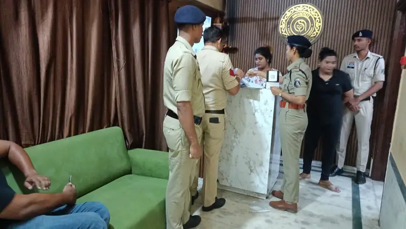 रायपुर में 30 स्पा सेंटरों पर एक साथ पुलिस की जांच, 100 से ज्यादा जवान उतरे मैदान में; 2 सेंटरों में मिली आपत्तिजनक वस्तुएं