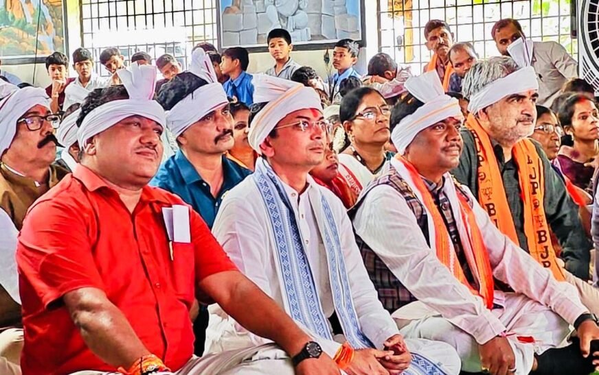 अब धमाकों की नहीं, रेडियो की गूंज: छिंदनार में ग्रामीणों ने सुनी प्रधानमंत्री मोदी की ‘मन की बात’