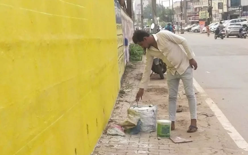 रायपुर में सार्वजनिक ओवरब्रिज पर अनधिकृत पेंटिंग पर एक्शन: निगम ने तुरंत रुकवाया काम, सामग्री जब्त