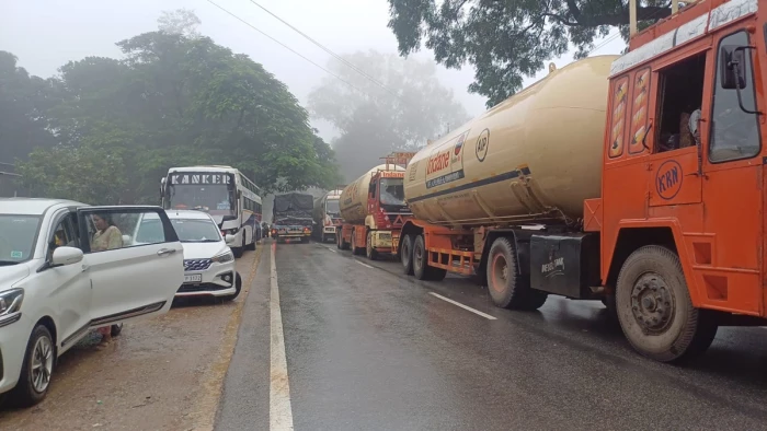 बारिश से बस्तर में बिगड़े हालात: नदी-नाले उफान पर, जगदलपुर जलमग्न; केशकाल घाट में जाम