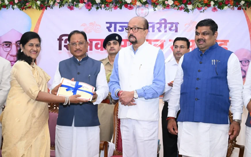 ‘AI जानकारी दे सकता है, संस्कार नहीं’: शिक्षक दिवस पर राज्यपाल डेका का संदेश, 63 शिक्षकों को मिला सम्मान