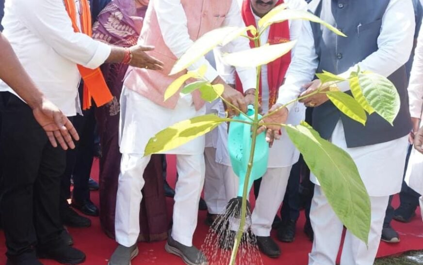 ‘एक पेड़ माँ के नाम’ अभियान: सक्ती में शिवराज सिंह चौहान और CM विष्णु देव साय ने किया पौधरोपण