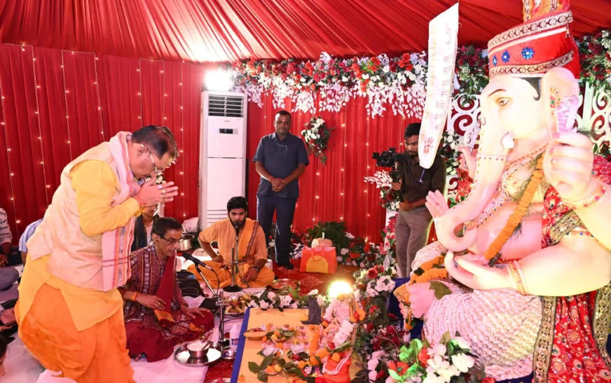 मुख्यमंत्री निवास में विराजे भगवान गणेश, CM साय ने परिवार के साथ की पूजा-अर्चना