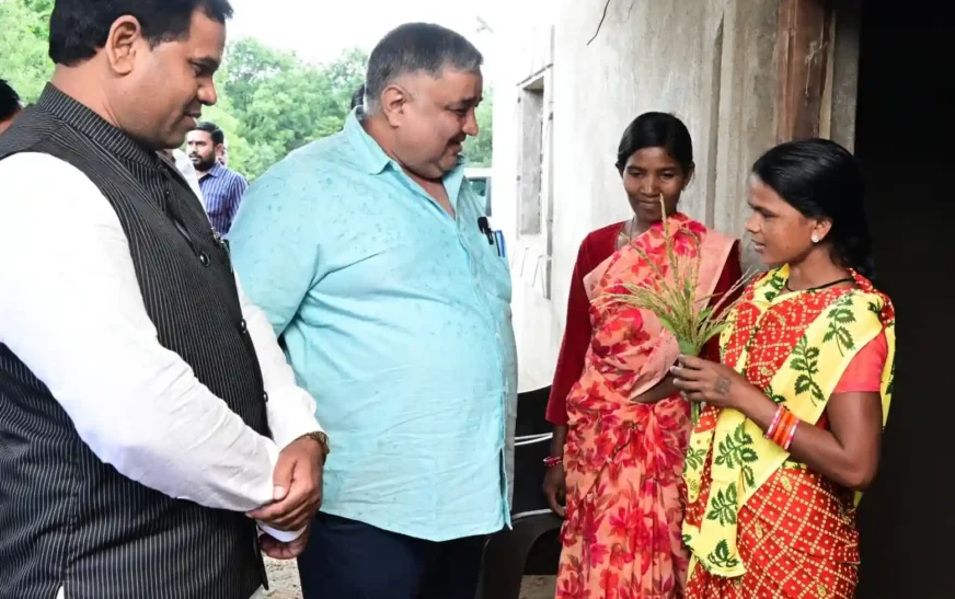 सेवा संकल्प अभियान के तहत ग्रामीणों के बीच पहुंचे मंत्री राजेश अग्रवाल, पीएम जनमन आवास हितग्राहियों से किया संवाद