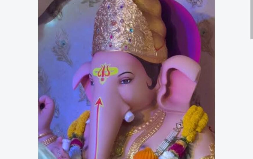गोलबाजार गणपति का स्वर्ण श्रृंगार: 750 ग्राम सोने-रत्नों से बना ₹1 करोड़ से ज्यादा का मुकुट, रात 4 बजे तक दर्शन के लिए उमड़ी भीड़