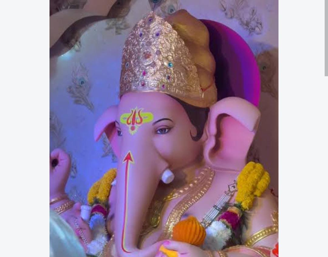 गोलबाजार गणपति का स्वर्ण श्रृंगार: 750 ग्राम सोने-रत्नों से बना ₹1 करोड़ से ज्यादा का मुकुट, रात 4 बजे तक दर्शन के लिए उमड़ी भीड़