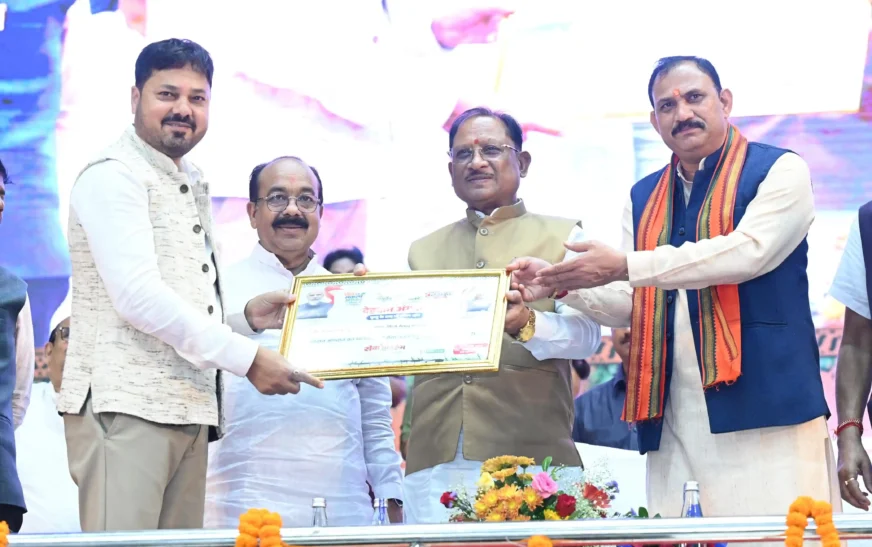 CM विष्णुदेव साय की मौजूदगी में रायपुर में सेवा संकल्प अभियान का महाकुंभ: 1000 से ज्यादा महिलाओं ने किया रक्तदान, Golden Book में दर्ज हुआ विश्व रिकॉर्ड