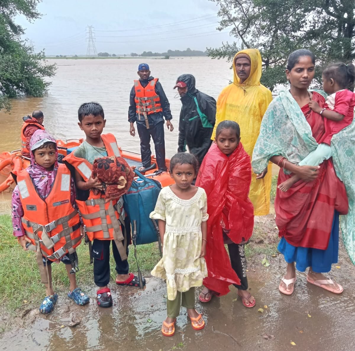 बस्तर में ‘अर्नब’ तूफान का असर, मूसलाधार बारिश से बाढ़; दर्जनों लोगों का रेस्क्यू, 9 राहत शिविरों में 350 से ज्यादा प्रभावित
