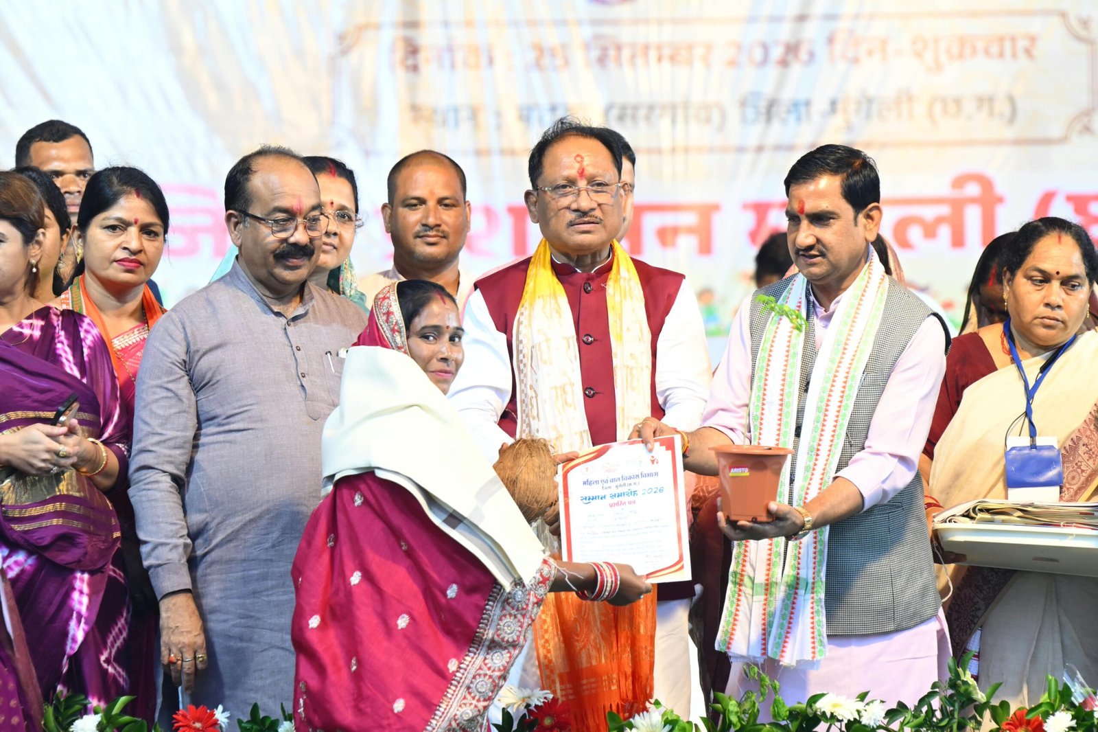 CM विष्णु देव साय की मौजूदगी में आंगन मिलन सेवा: उत्सव स्थल बने आंगनबाड़ी केंद्र, पहले दिन 97 हजार से अधिक लोगों की सहभागिता
