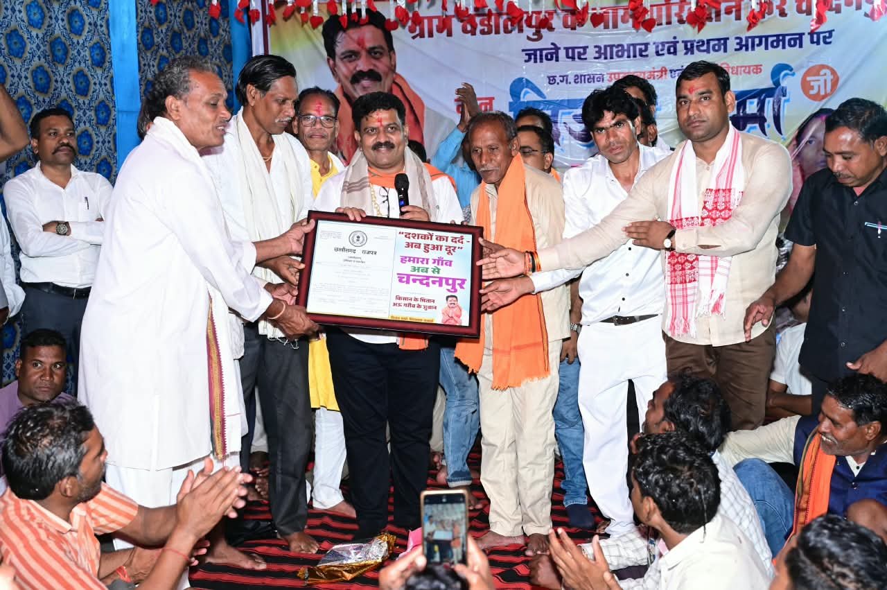 विजय शर्मा राजपत्र लेकर पहुंचे गांव, वर्षों पुरानी मांग हुई पूरी; चंडालपुर अब कहलाएगा ‘चंदनपुर’