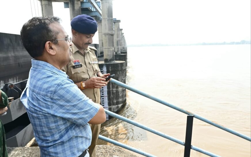 महानदी के तटीय क्षेत्रों में प्रशासन अलर्ट: शिवरीनारायण में कलेक्टर-एसपी ने बैराज, पुल और राहत शिविर का किया निरीक्षण