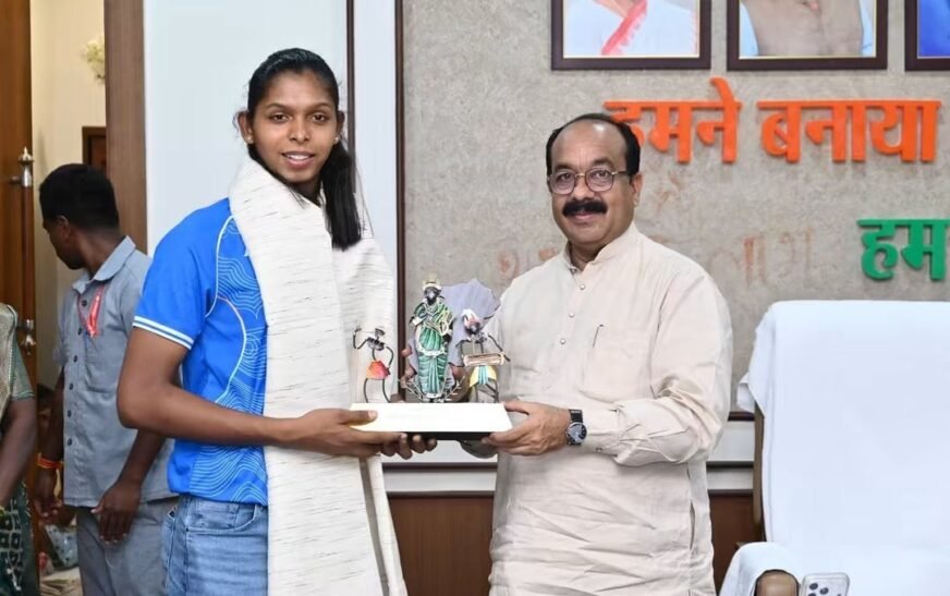 एशियन गेम्स में संजू की स्वर्णिम जीत पर CM नहीं, डिप्टी CM अरुण साव ने थपथपाई पीठ: बोले- छत्तीसगढ़ के खिलाड़ियों को मिलेगा अनुभव का लाभ