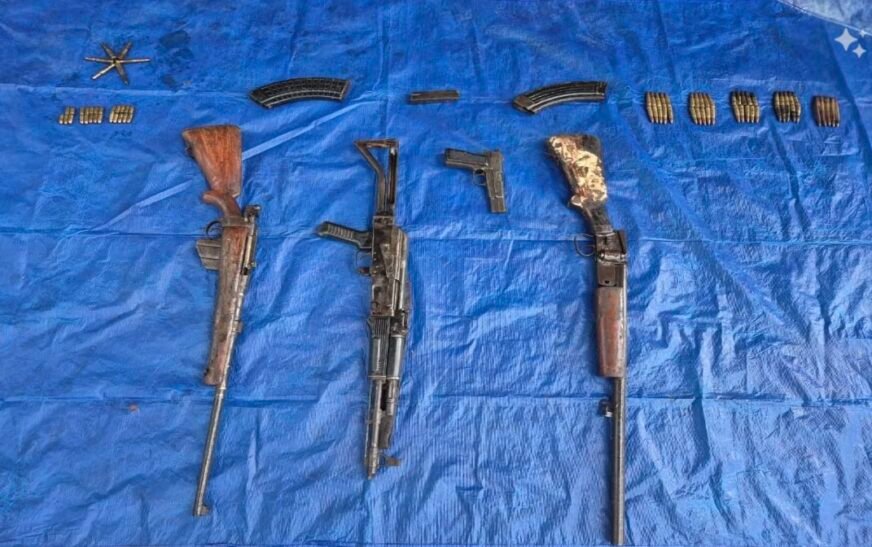 बीजापुर में नक्सलियों के ठिकाने से हथियारों का जखीरा बरामद, AK-47 समेत 3 रायफल और जिंदा कारतूस मिले