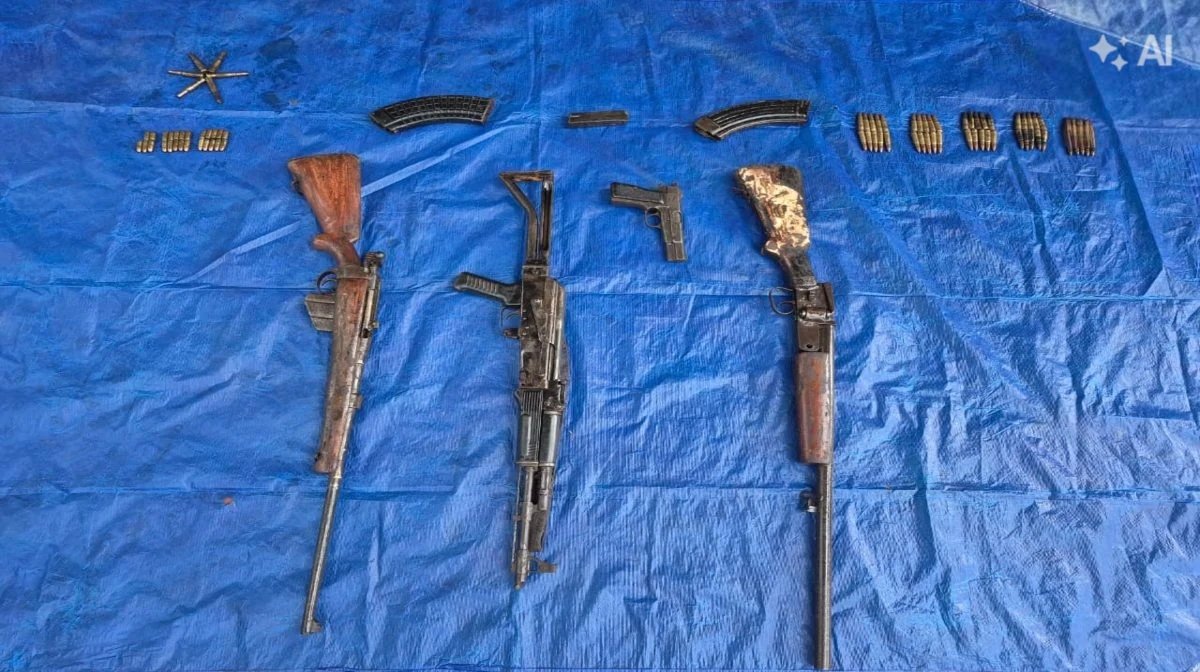 बीजापुर में नक्सलियों के ठिकाने से हथियारों का जखीरा बरामद, AK-47 समेत 3 रायफल और जिंदा कारतूस मिले