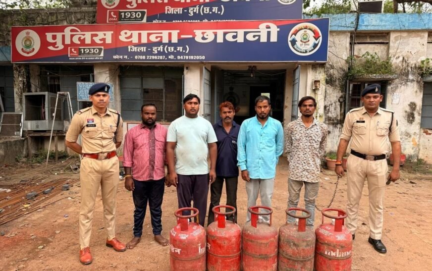 CG Crime: खड़ी गाड़ी से 36 भरे सिलेंडर चोरी, 2 हजार रुपये में बेच दिए; पुलिस ने 8 आरोपियों को दबोचा