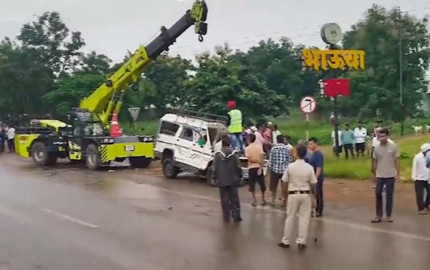 भीषण सड़क हादसा: रायपुर से नागपुर जा रही SUV की ट्रक से टक्कर, 3 बच्चों समेत 8 की मौत