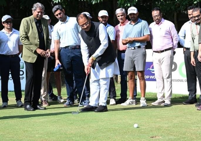 नवा रायपुर ओपन से गोल्फ के नक्शे पर छत्तीसगढ़ की नई पहचान: CM साय ने ट्रॉफी का किया अनावरण, 132 प्रोफेशनल गोल्फर ले रहे हिस्सा