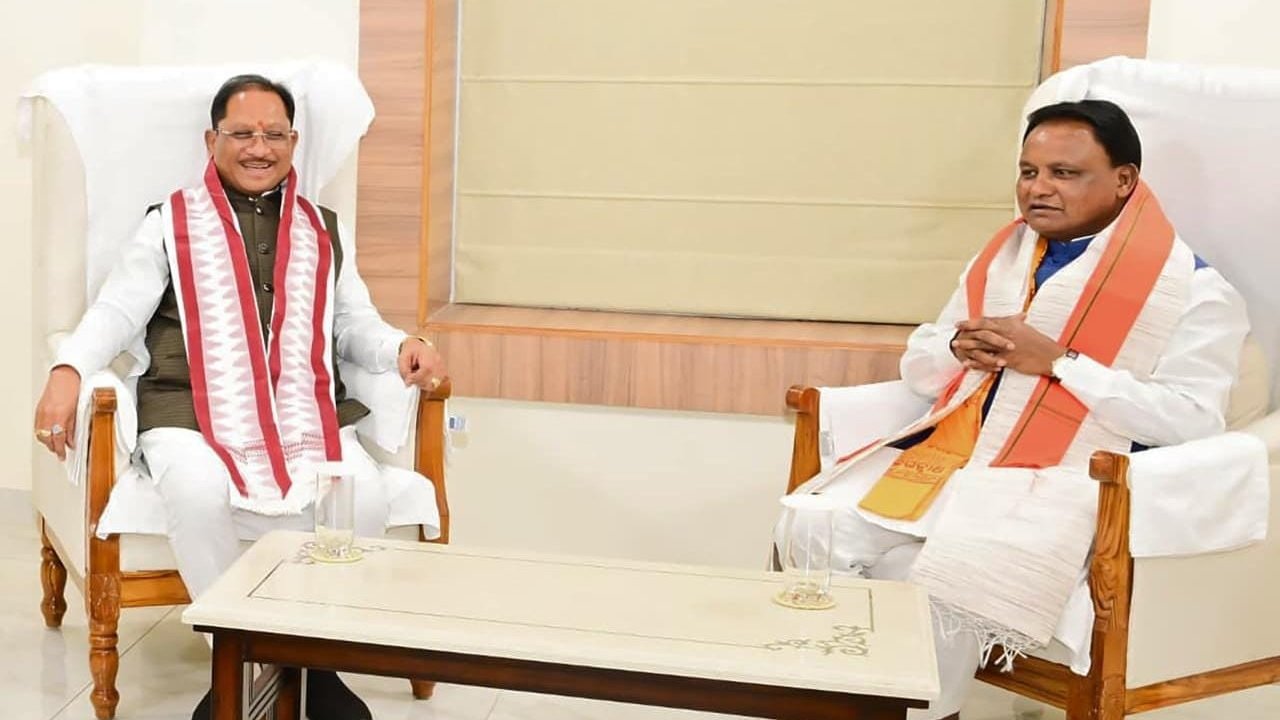 CM विष्णु देव साय ने ओडिशा के मुख्यमंत्री मोहन चरण माझी से की सौजन्य भेंट, विकास और जनकल्याण पर हुई चर्चा