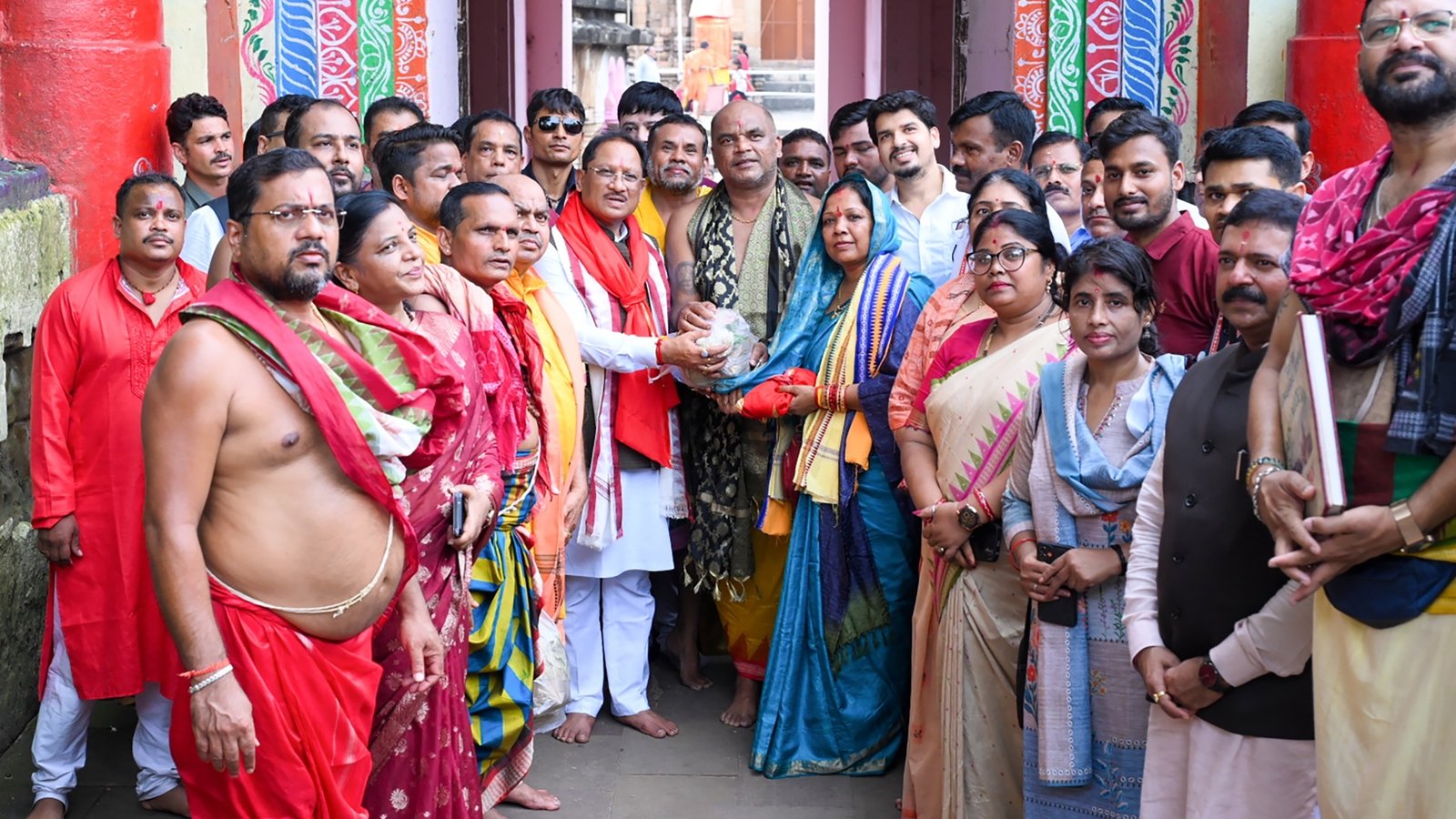 मुख्यमंत्री विष्णु देव साय ने सपत्नीक किए भगवान लिंगराज के दर्शन, प्रदेश की सुख-समृद्धि और खुशहाली की कामना
