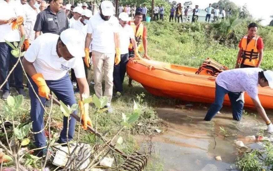 सेवा संकल्प अभियान: बीजापुर महादेव तालाब में वन मंत्री केदार कश्यप ने श्रमदान किया, स्वच्छाग्रही दीदियों का सम्मान किया