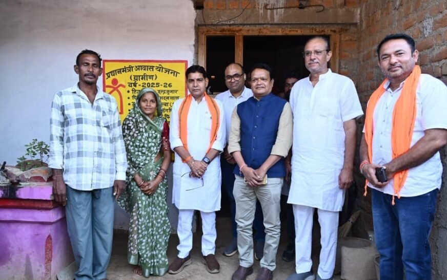 पक्का घर, गैस और नल-जल से बदली जिंदगी: मोहला-मानपुर पहुंचे टंक राम वर्मा, बोले—‘यही है सुशासन’